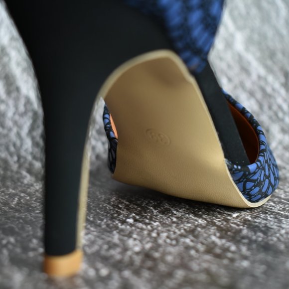 Sexy Blue Snakeskin Heels - Picture 5 of 7